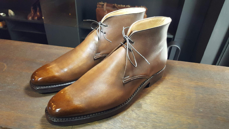 Glacieren von Lederschuhen Glacieren von Lederschuhen